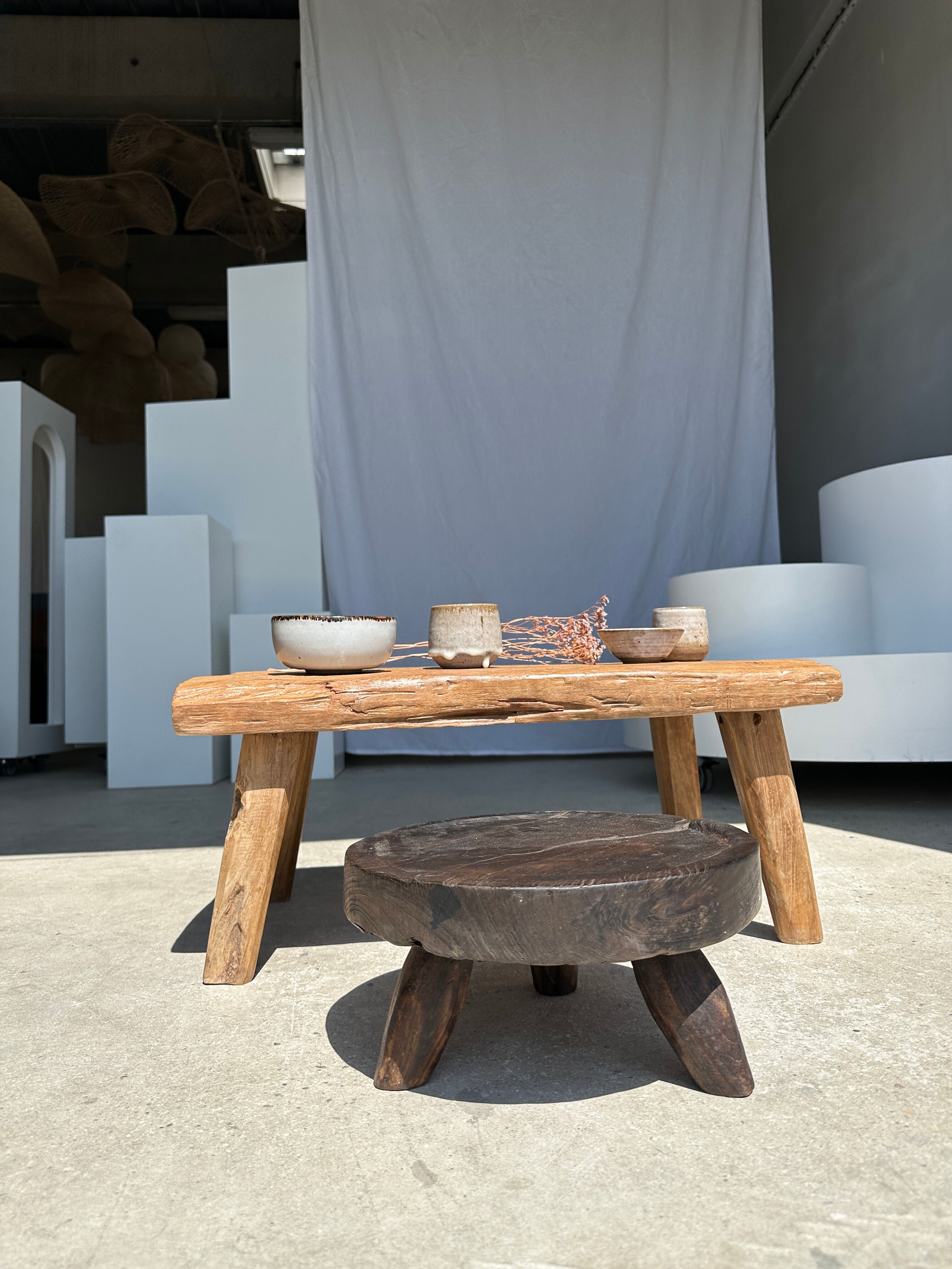 Coffee table in blond teak quadripod