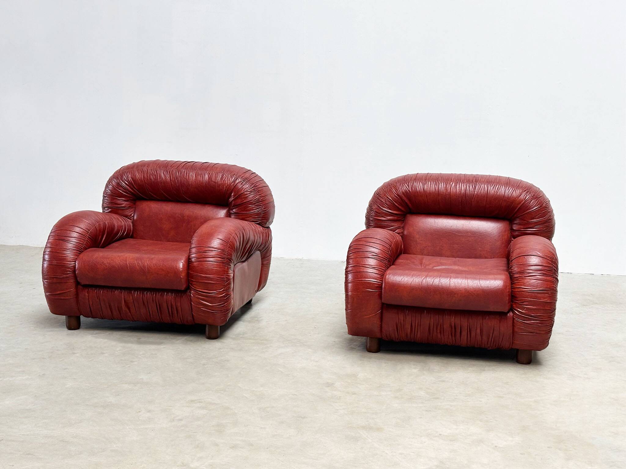 Set of two bordeaux Italian lounge chairs