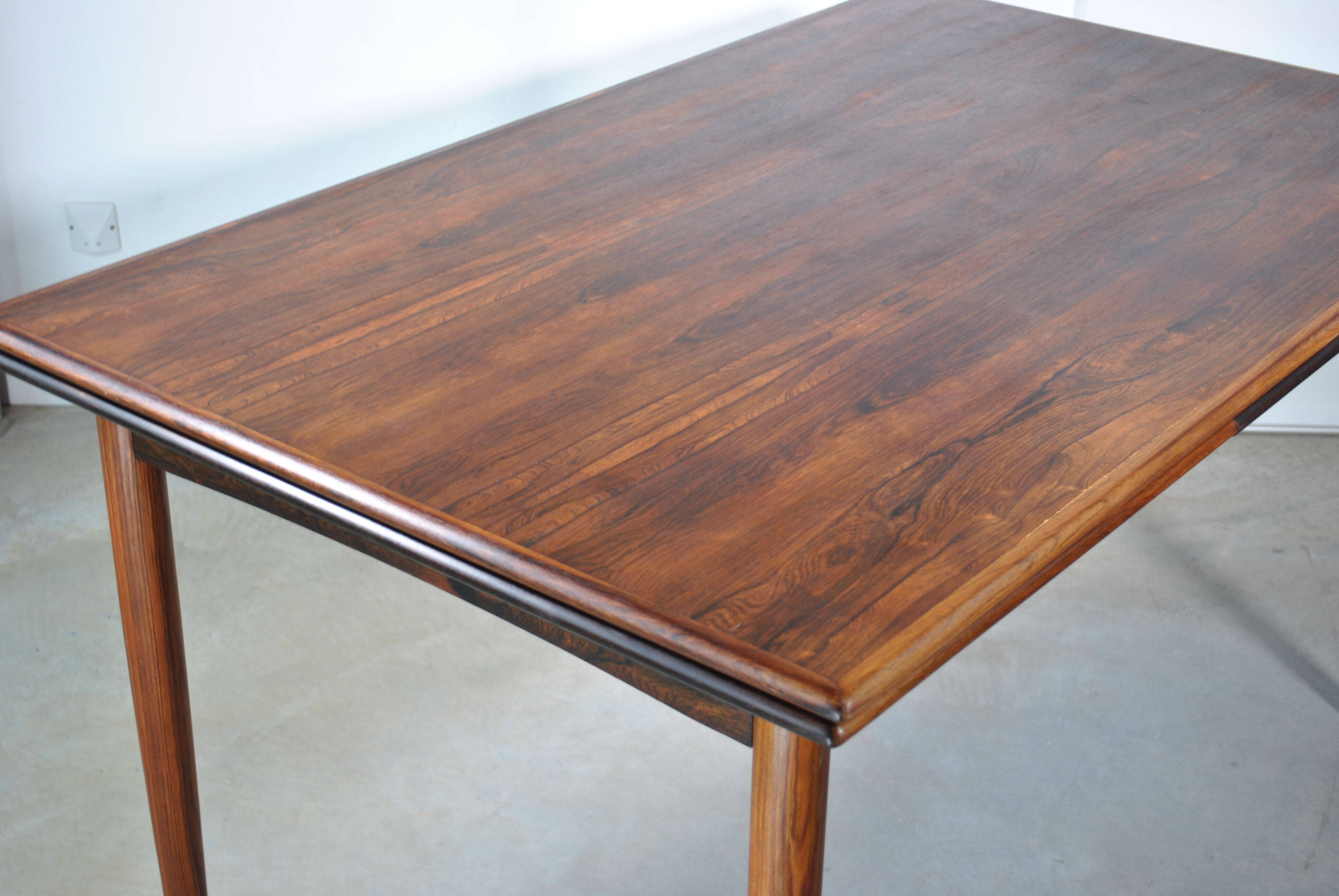 Extendable rosewood dining table year 60