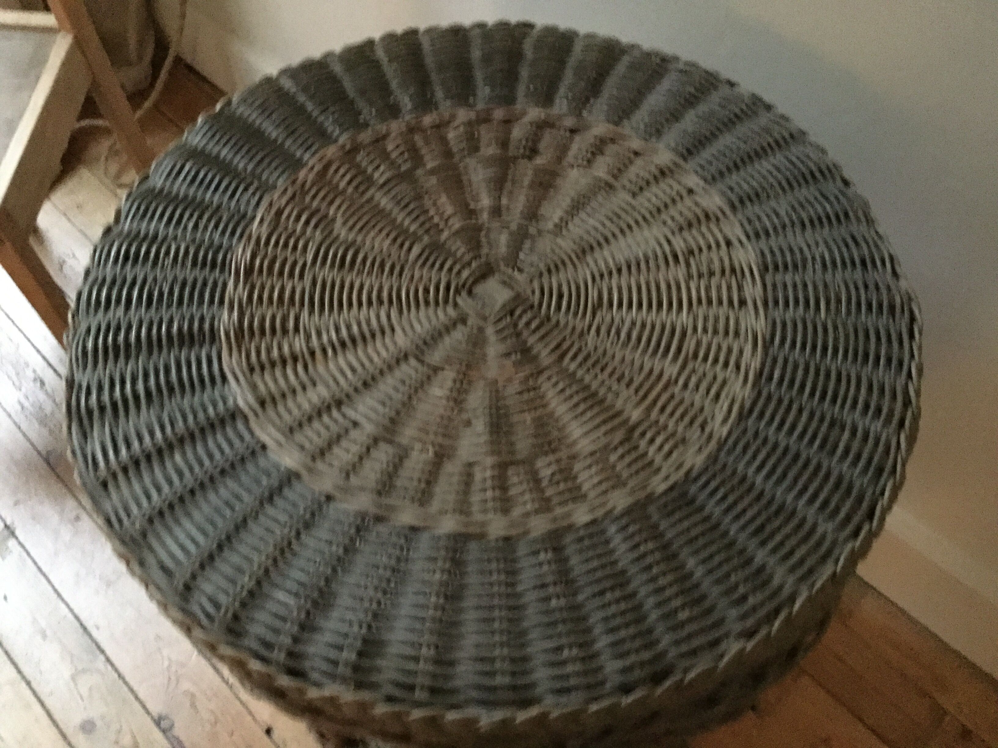 Side round table in rattan