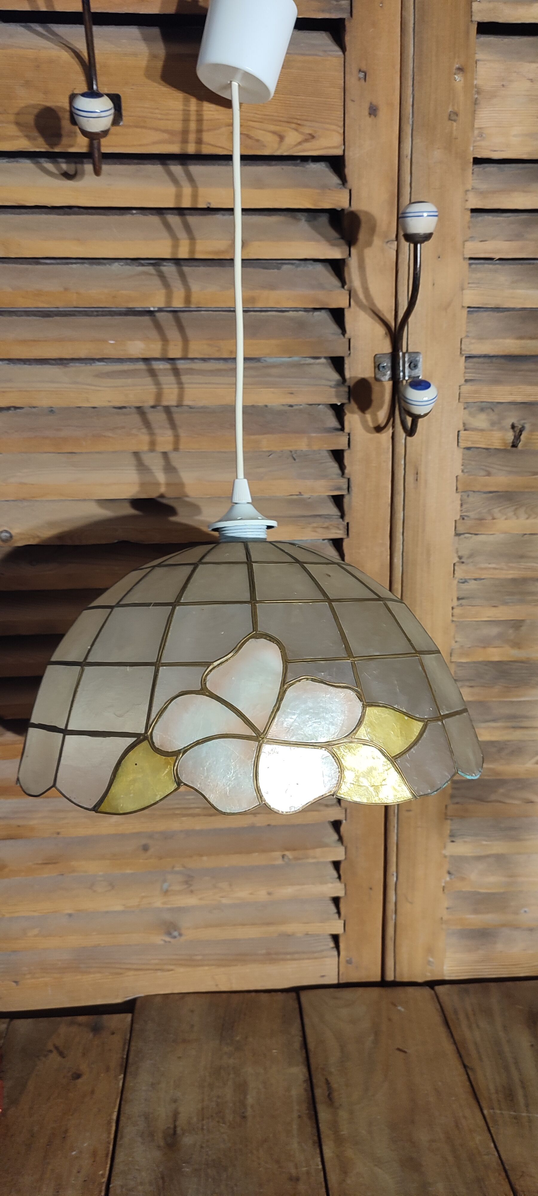 Mother-of-pearl suspension