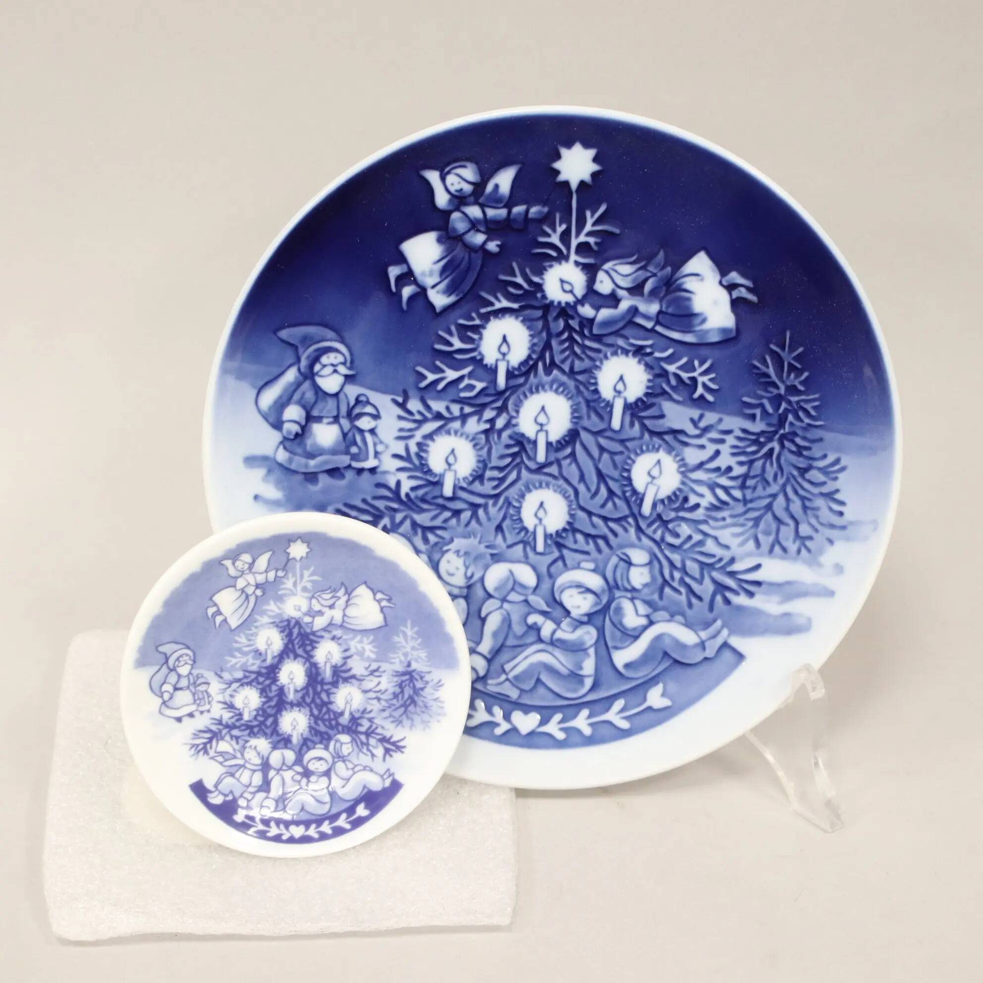 Royal Copenhagen Christmas plate for children in blue porcelain 2003