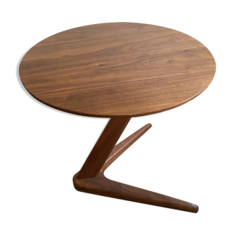 Unstructured side table