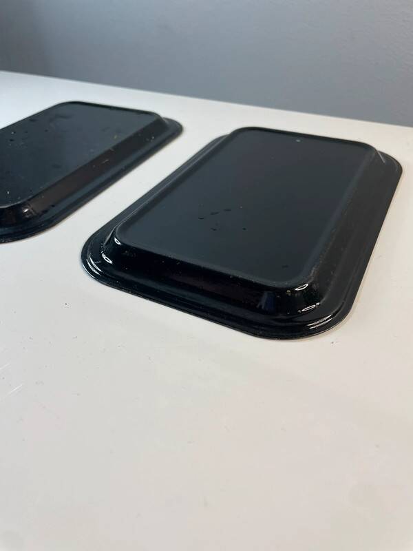 2 vintage trays