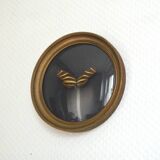 Butterfly frame under curved glass