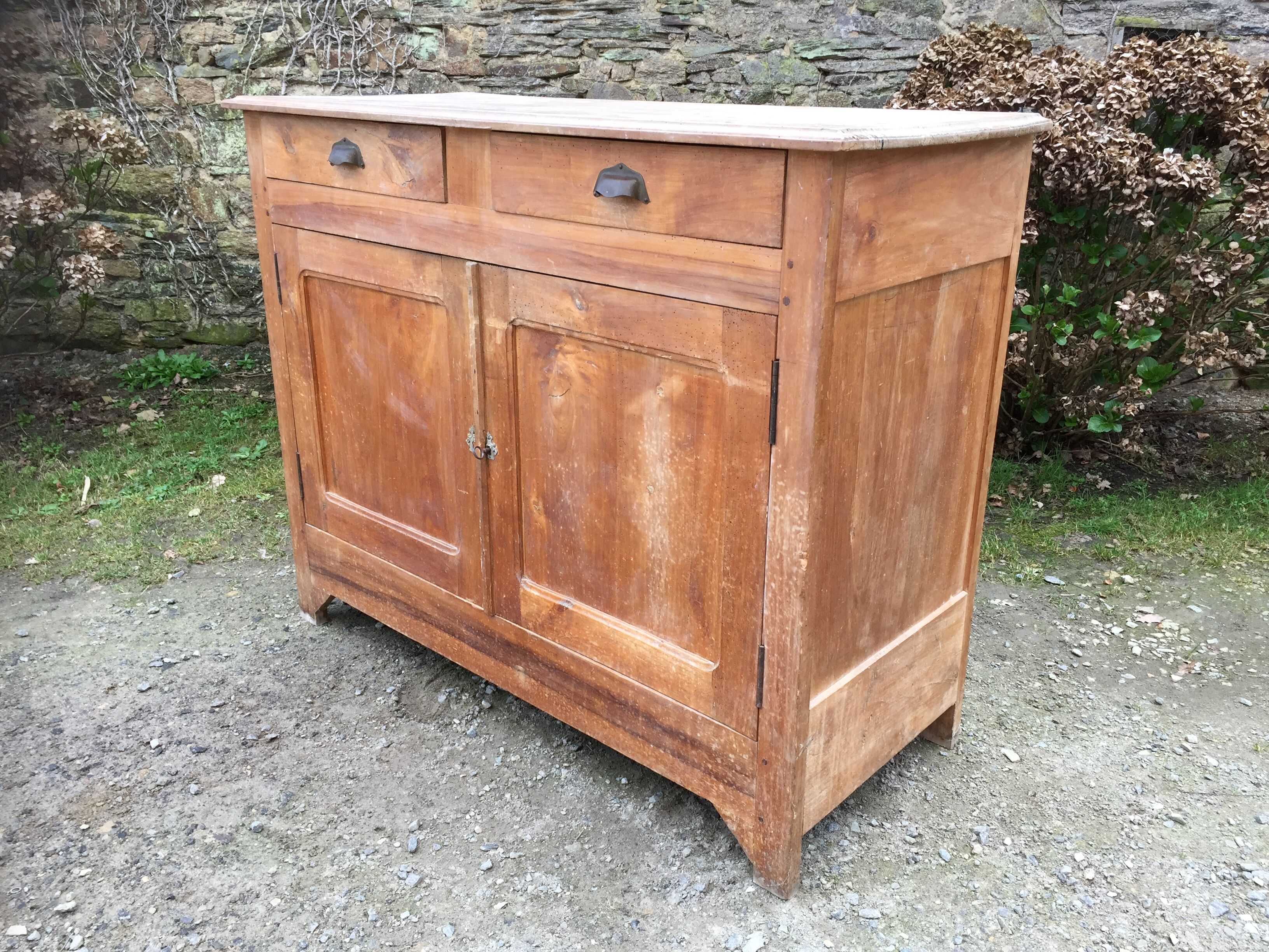 Buffet vintage parisien en bois de peuplier à 2 portes et 2 tiroirs.