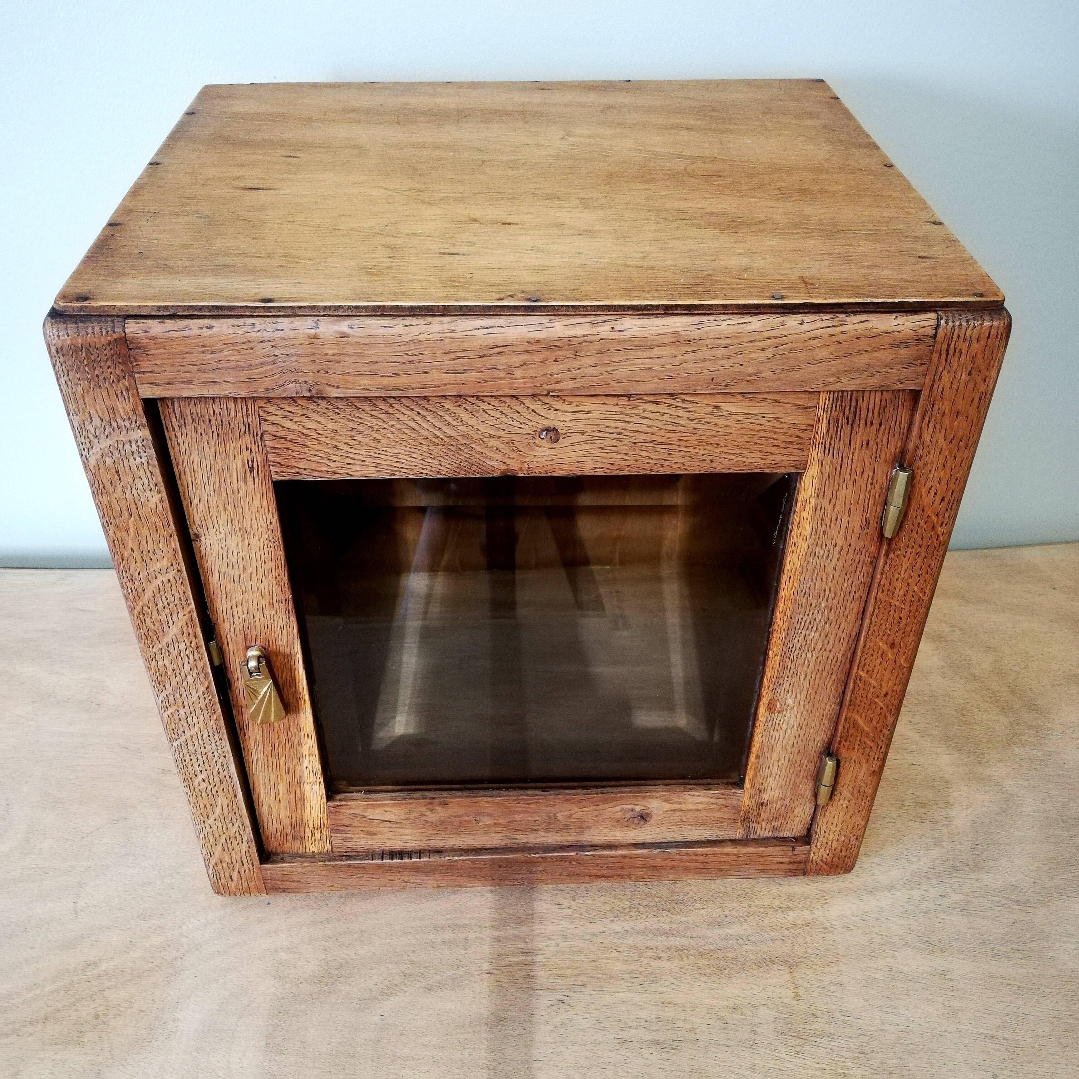 Wall or bevelled glass display case