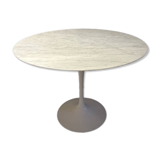 Saarinen round table
