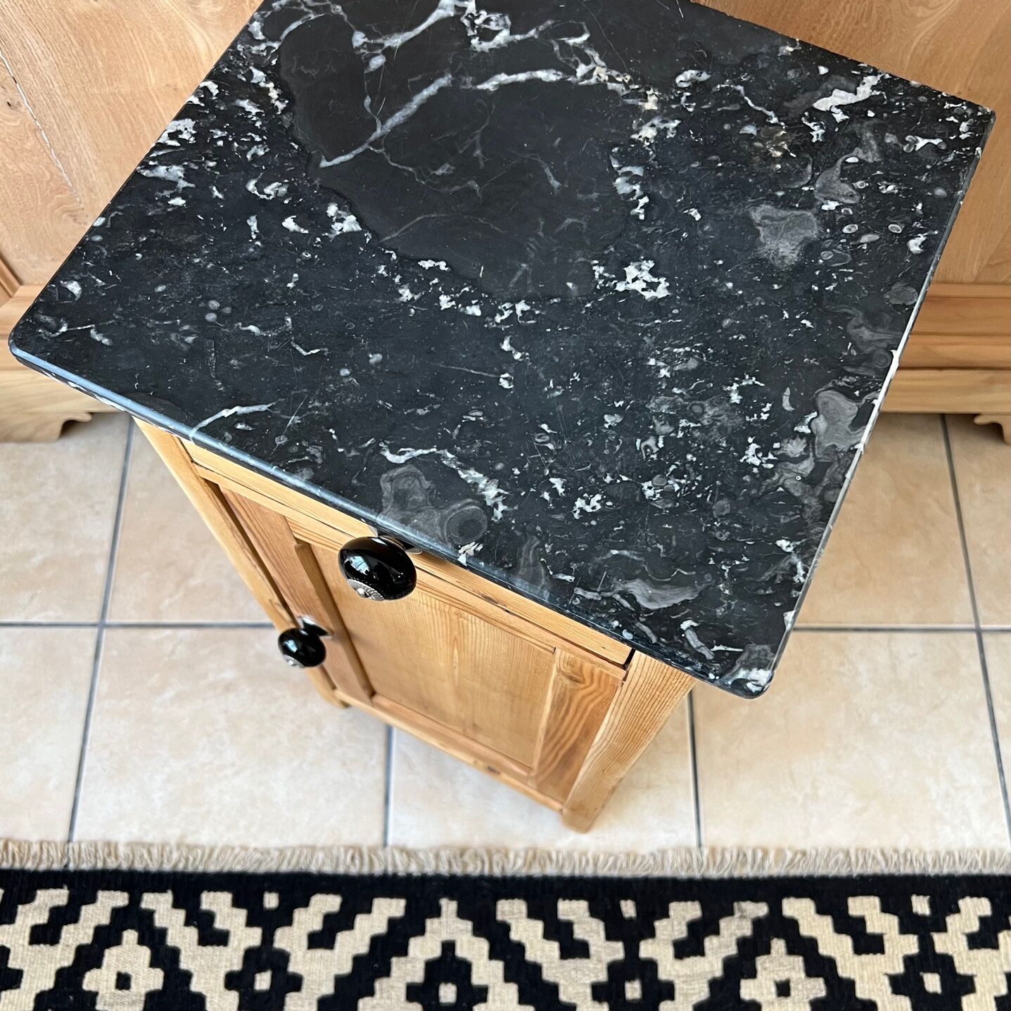 Furniture in raw wood and black marble