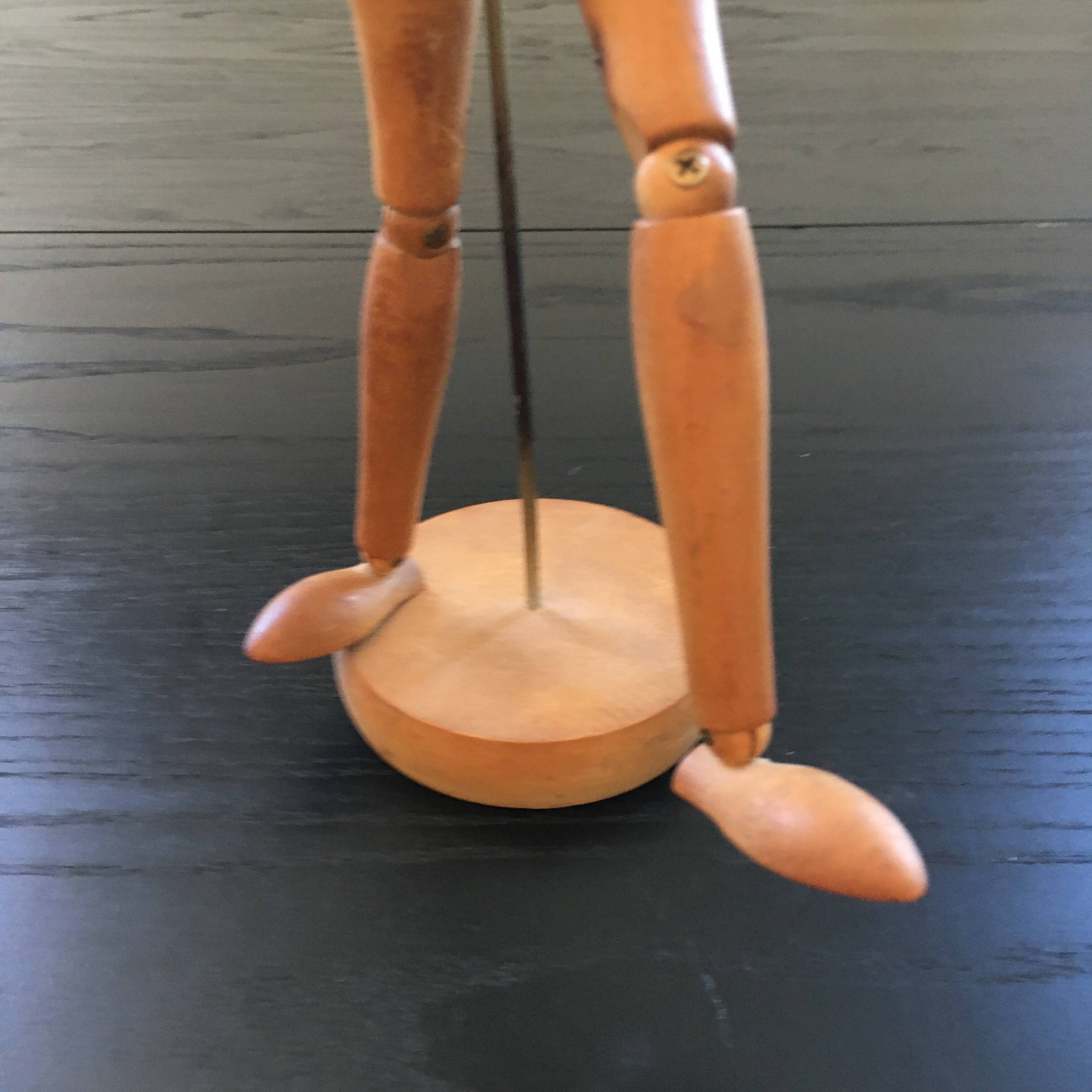 Articulated wooden mannequin