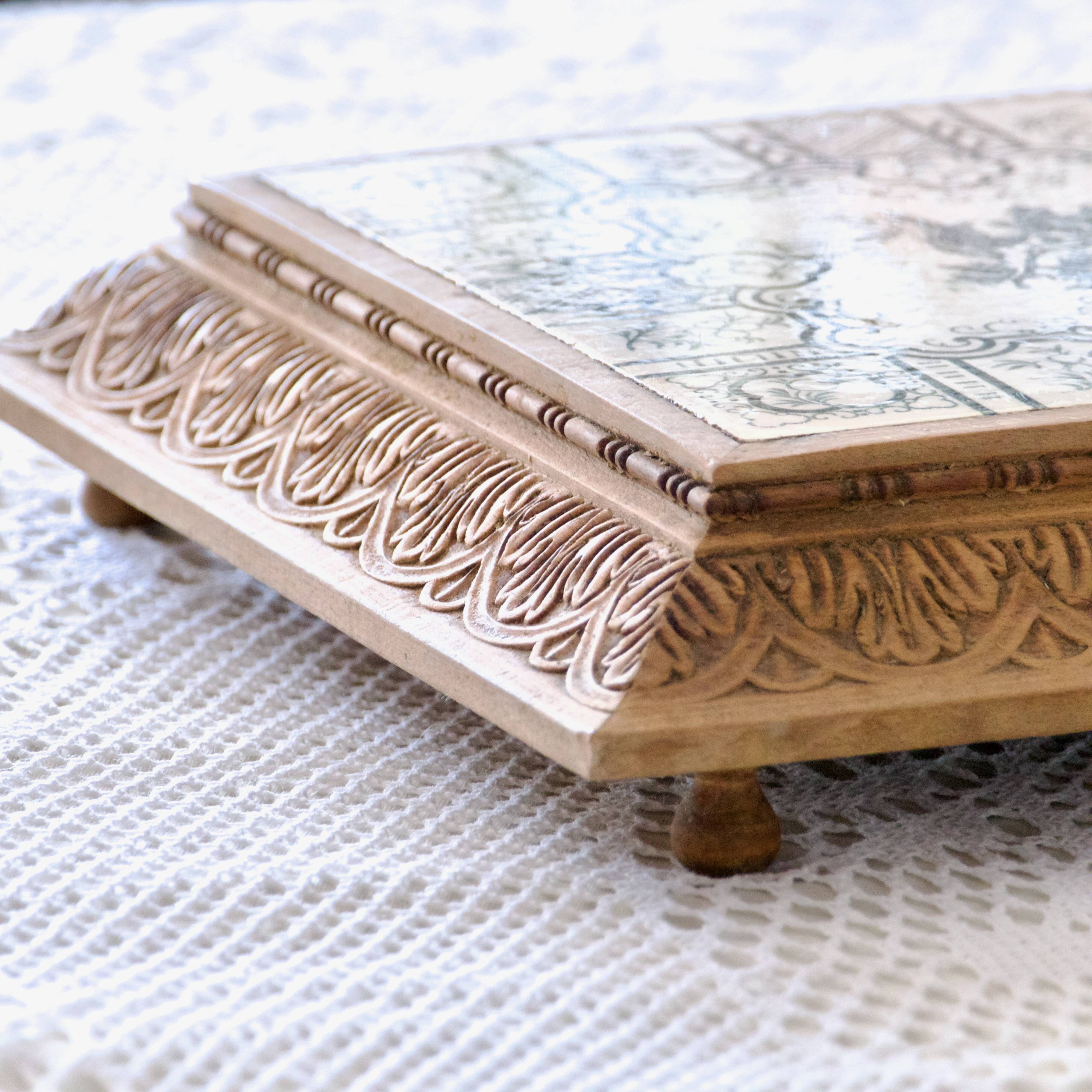 Very large ironstone trivet, 19th century, The Favorite bird