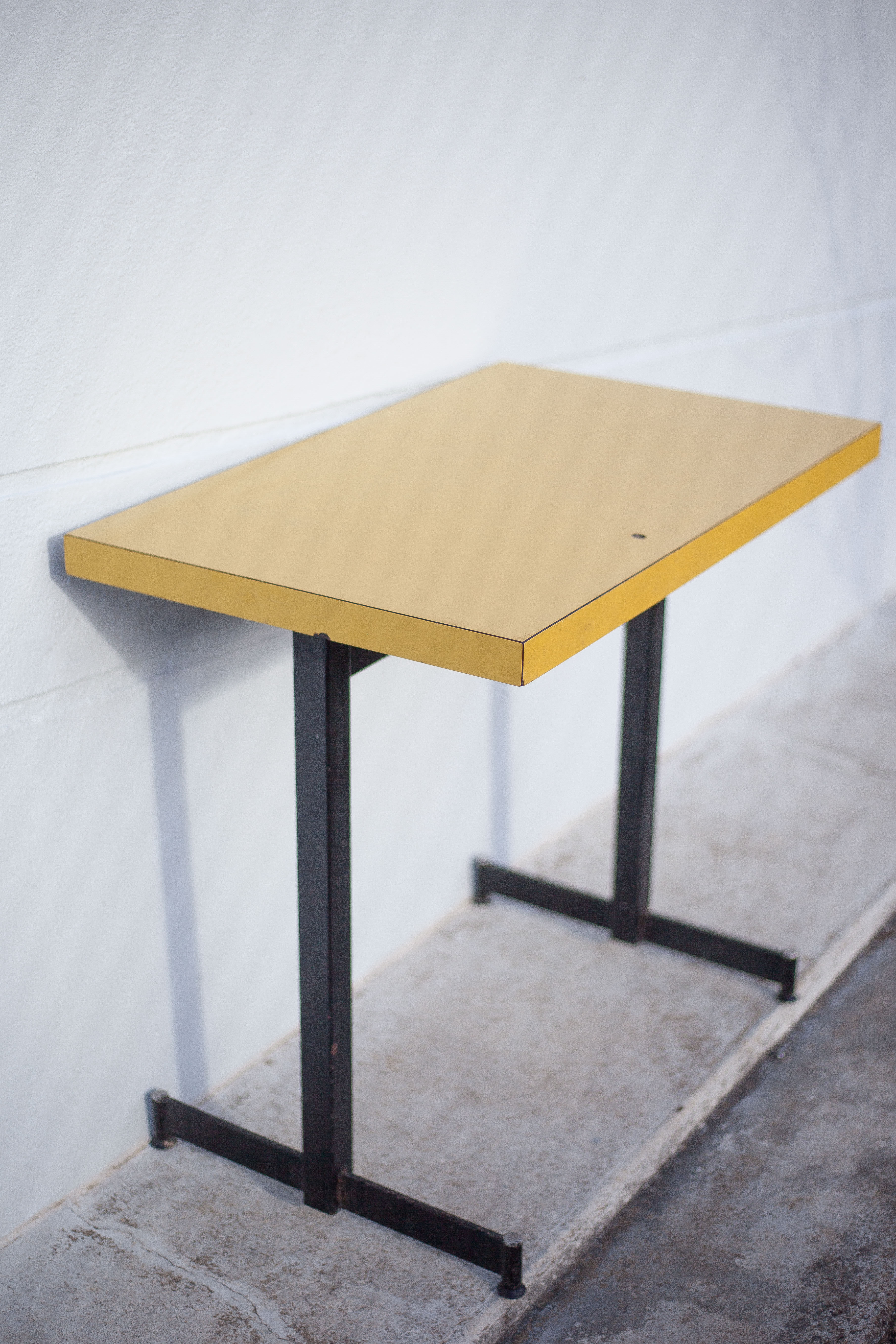 Table de bistrot en fer et formica jaune