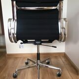 Fauteuil modèle EA117 de Charles et Ray Eames édition Vitra