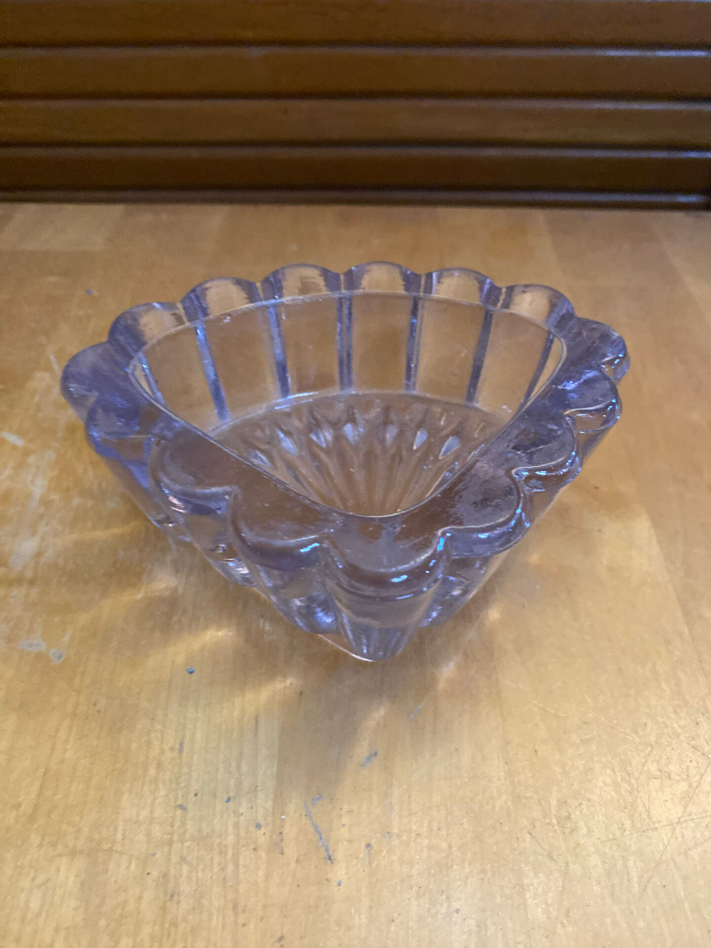 Vide poche ancien en verre moulé rose