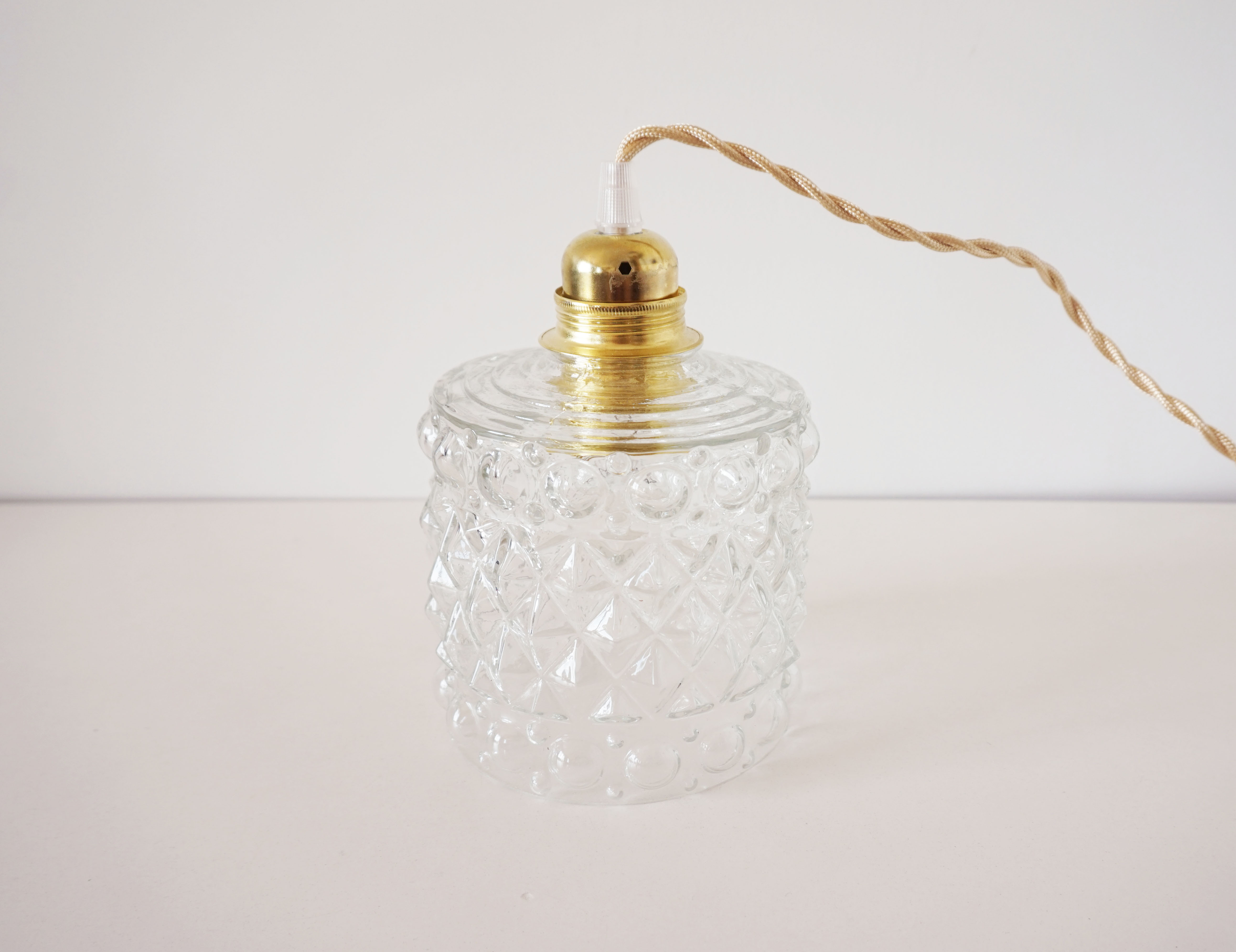 Suspension ballad molded glass globe