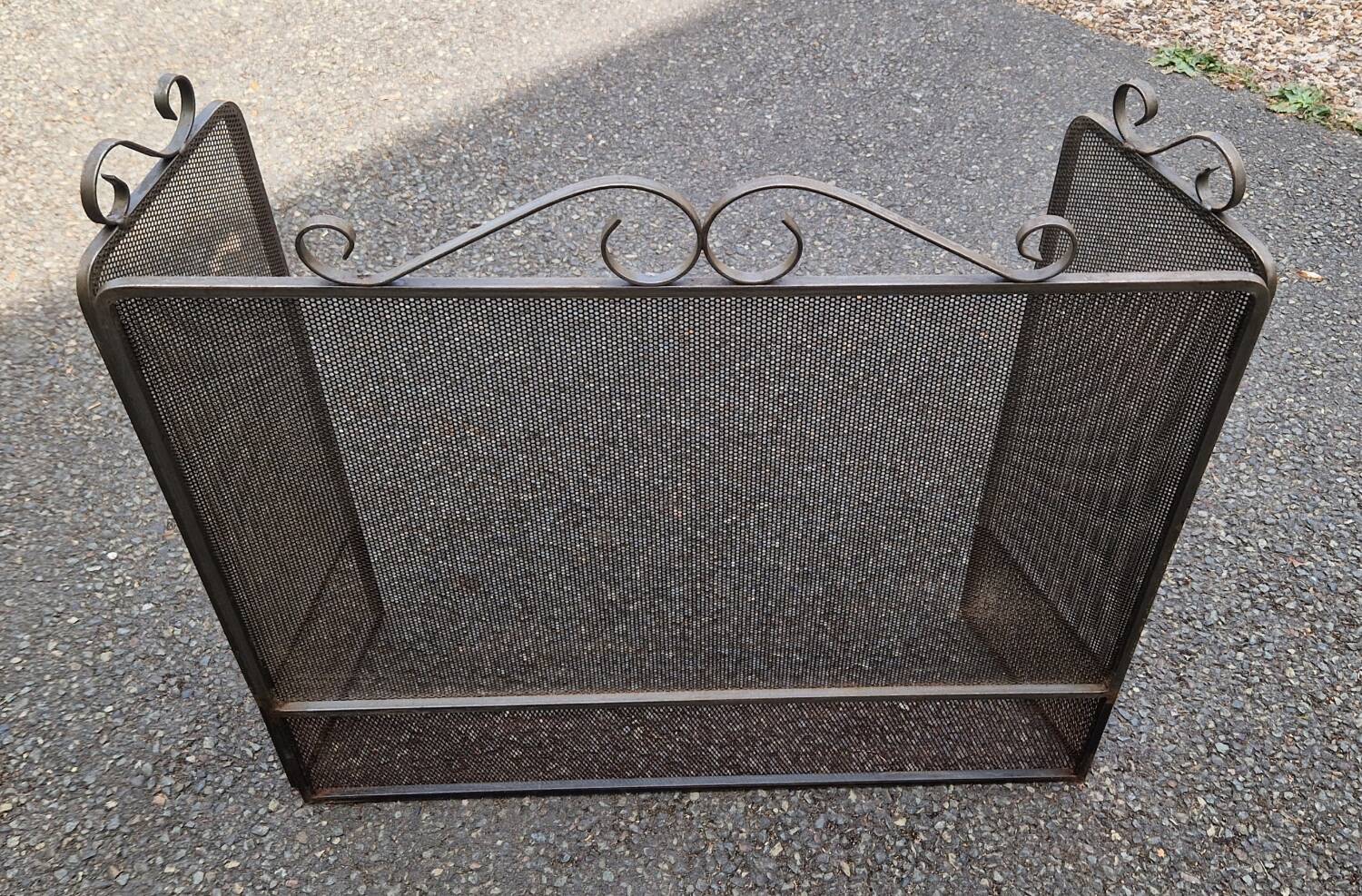 Metal fireplace screen