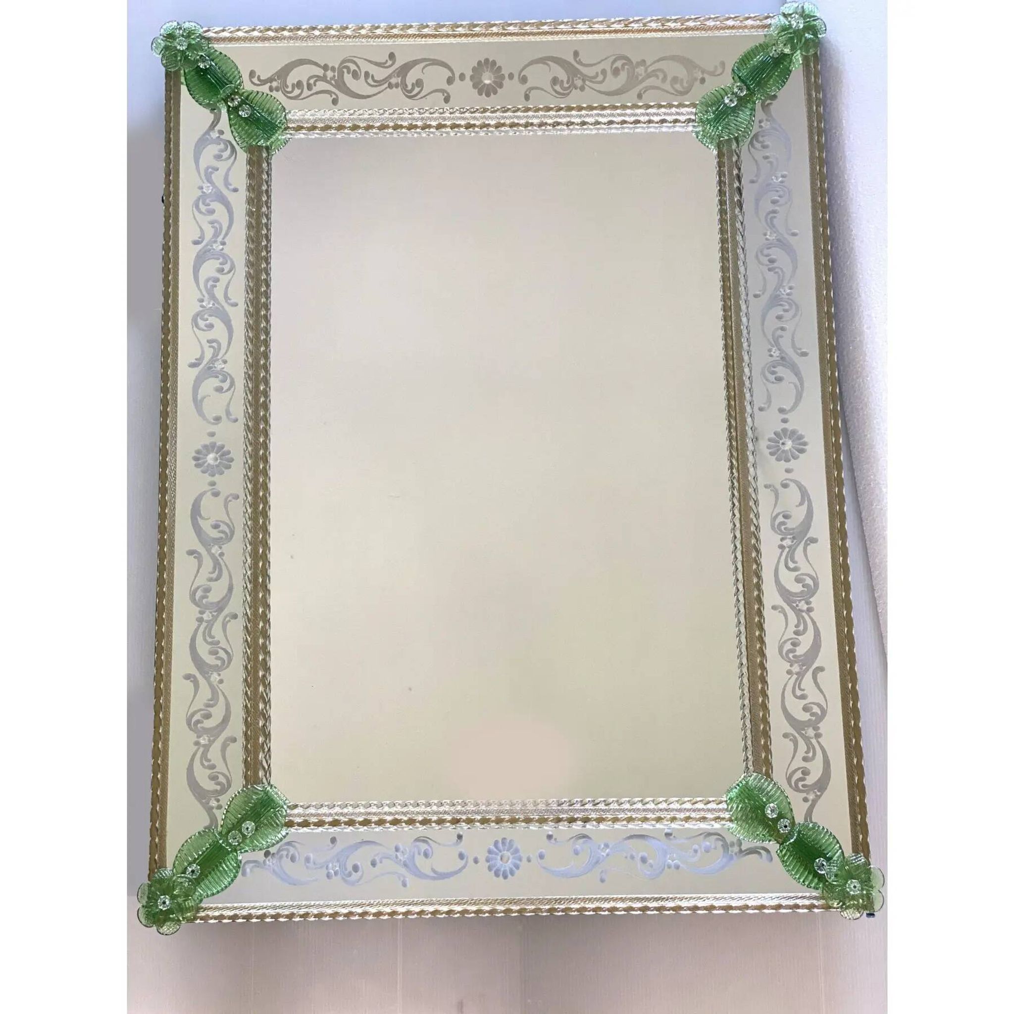 Miroir rectangulaire en verre de Murano vénitien avec sculpture florale verte réalisée à la main