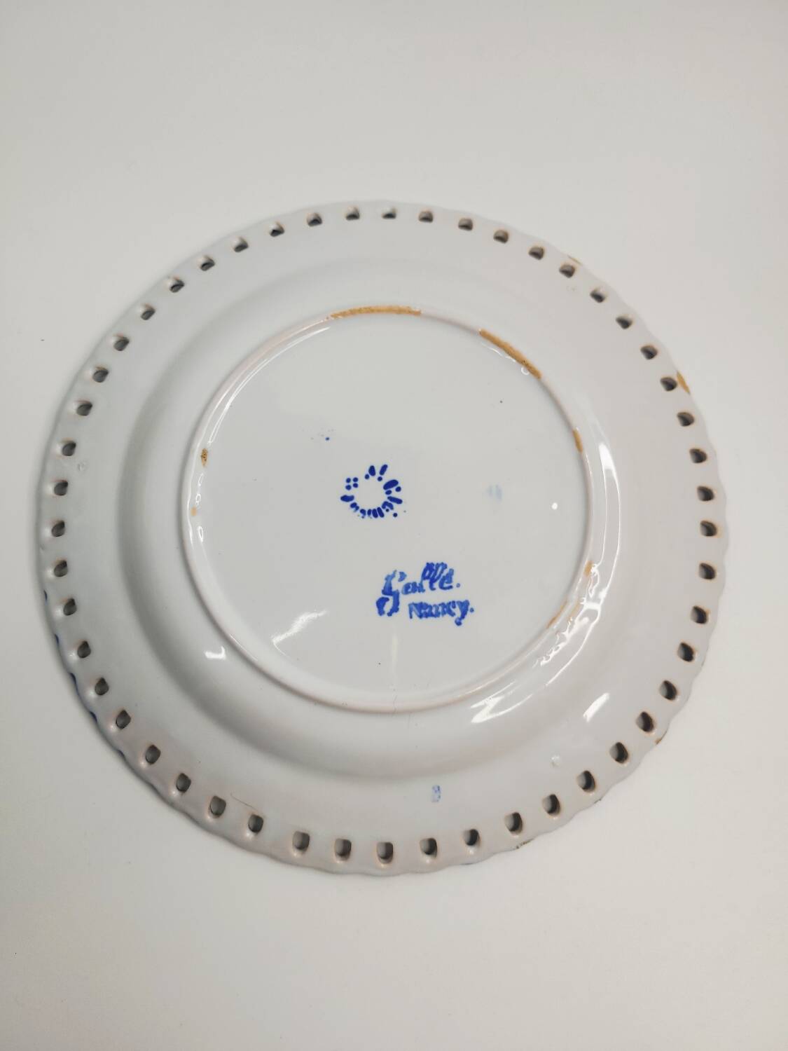 Antique plate in faience – Émile Gallé at Saint-Clément