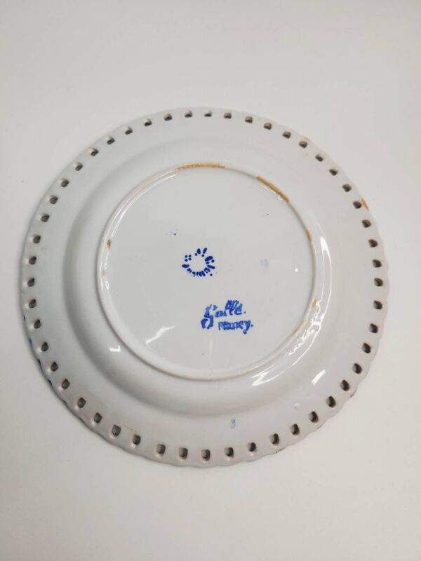 Assiette ancienne en faïence – Émile Gallé à Saint-Clément