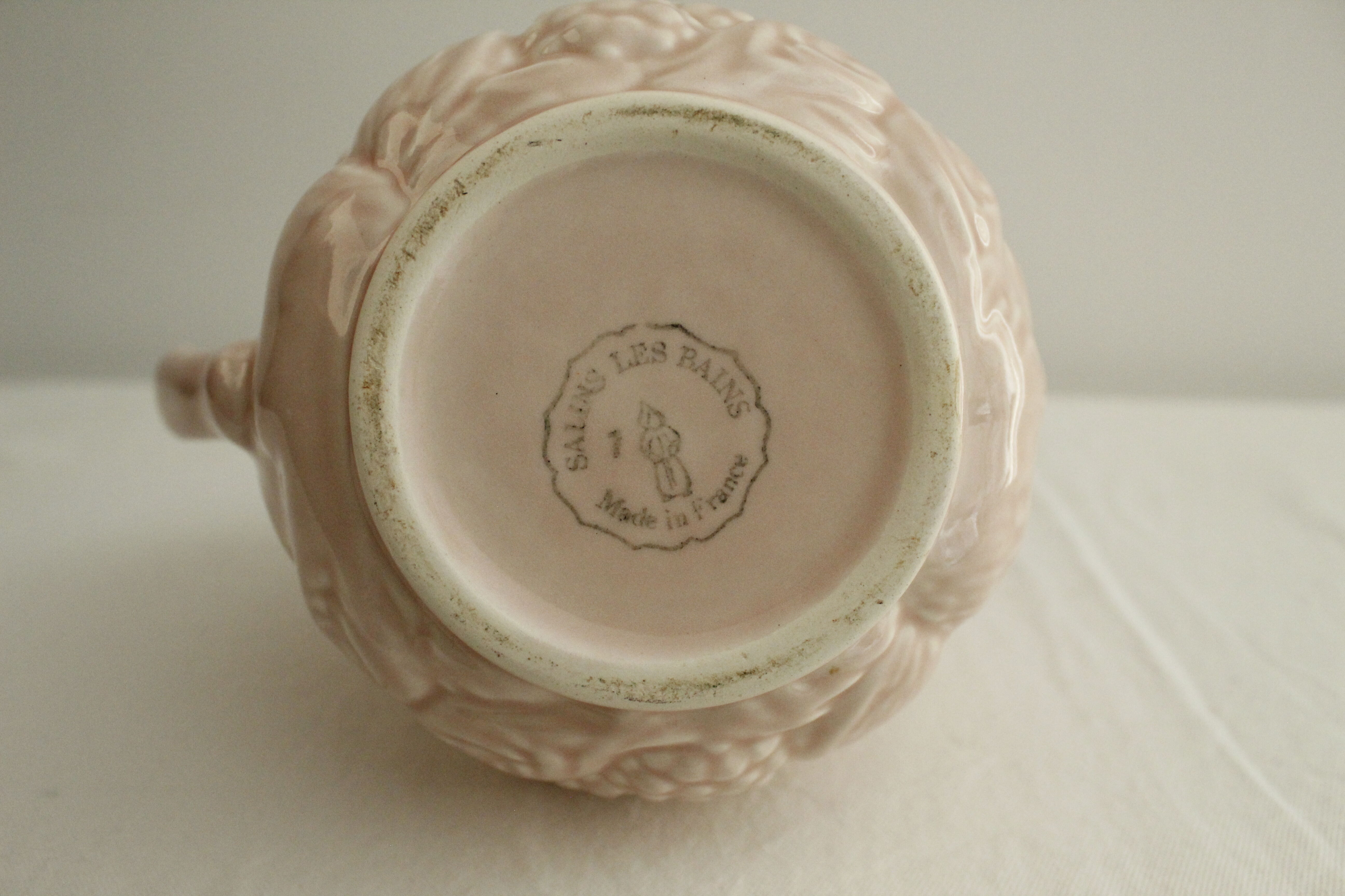 Pink pitcher - glazed ceramics - raspberry reliefs - Salins les Bains