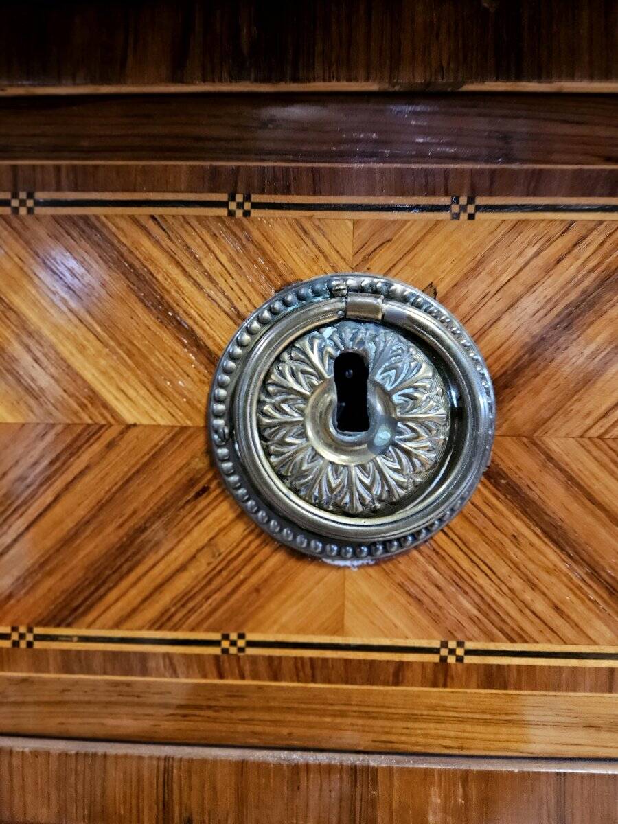 Commode époque Louis XVI en marqueterie de bois précieux
