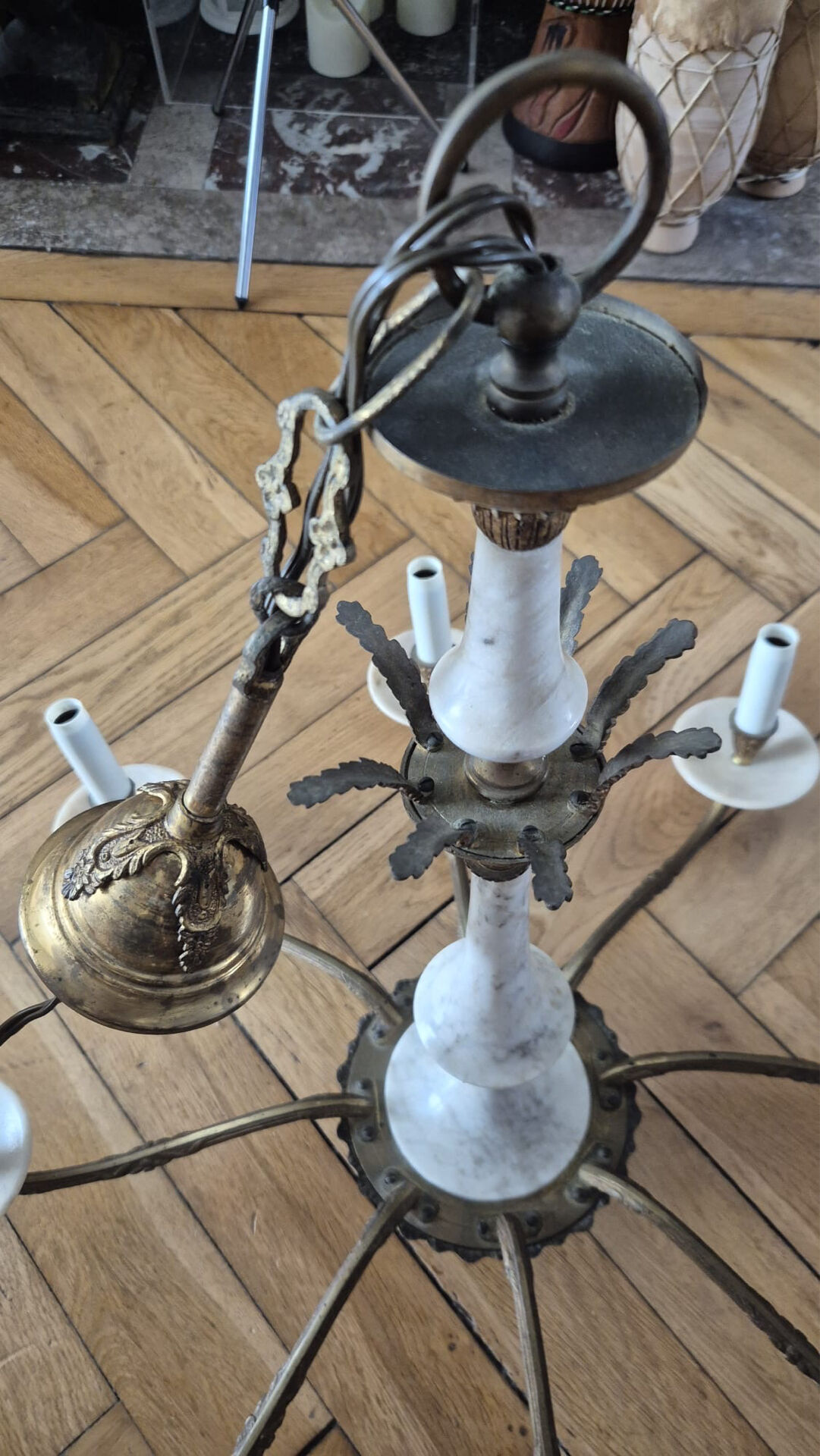 Lustre with 8 light arms in Hollywood Regency style – Gold brass and marble