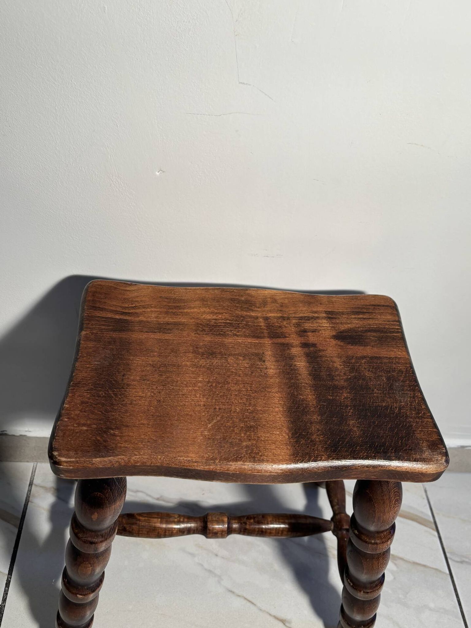 Vintage low stool in solid wood with turned legs – 1950