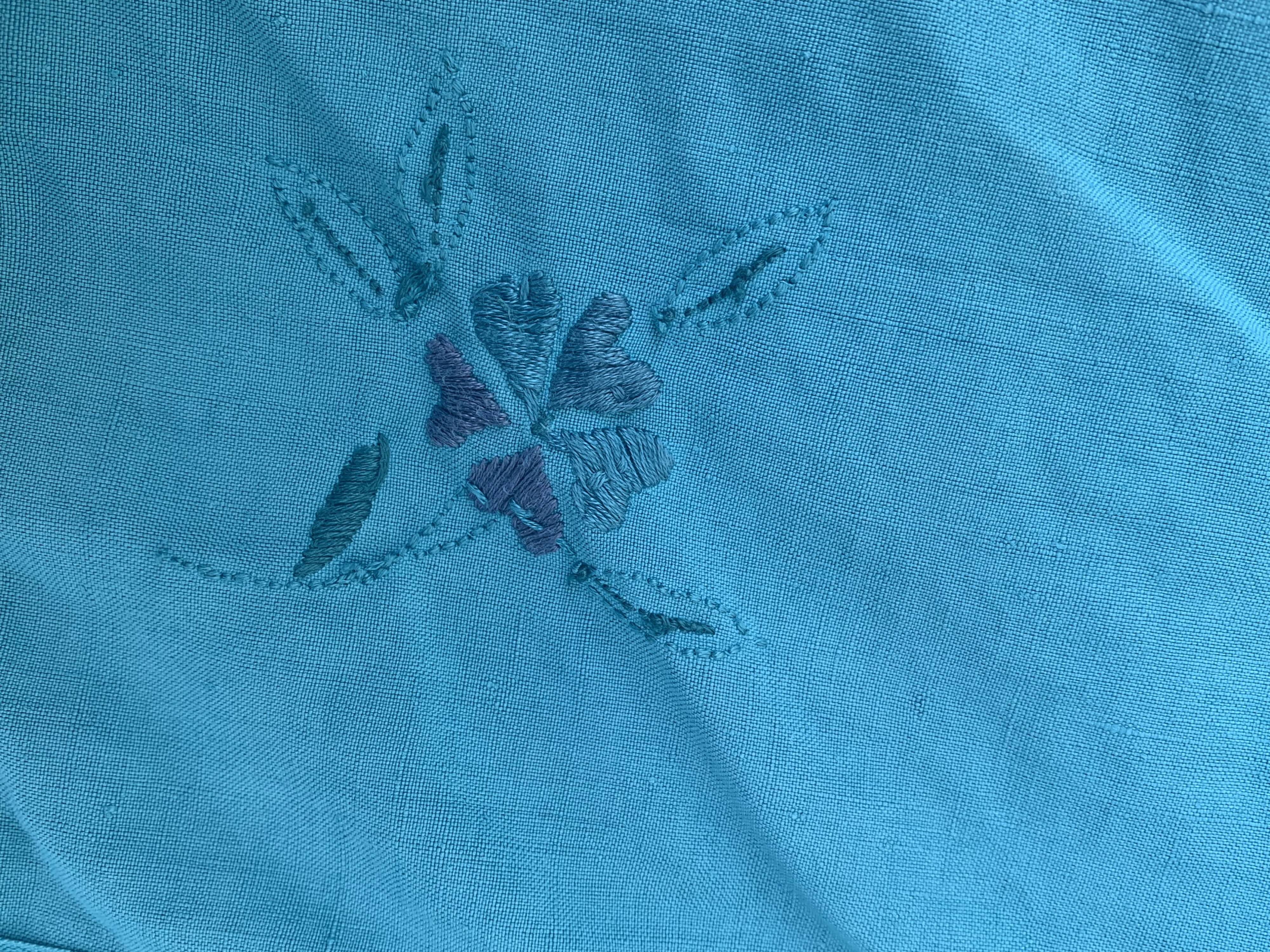 4 white linen napkins, emerald tinted, embroidered with flowers and monogrammed, old GM