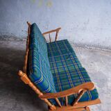 Canapé 3 places en chêne style années 50, avec tissu à carreaux vert-bleu et accoudoirs à fuseaux tournés.