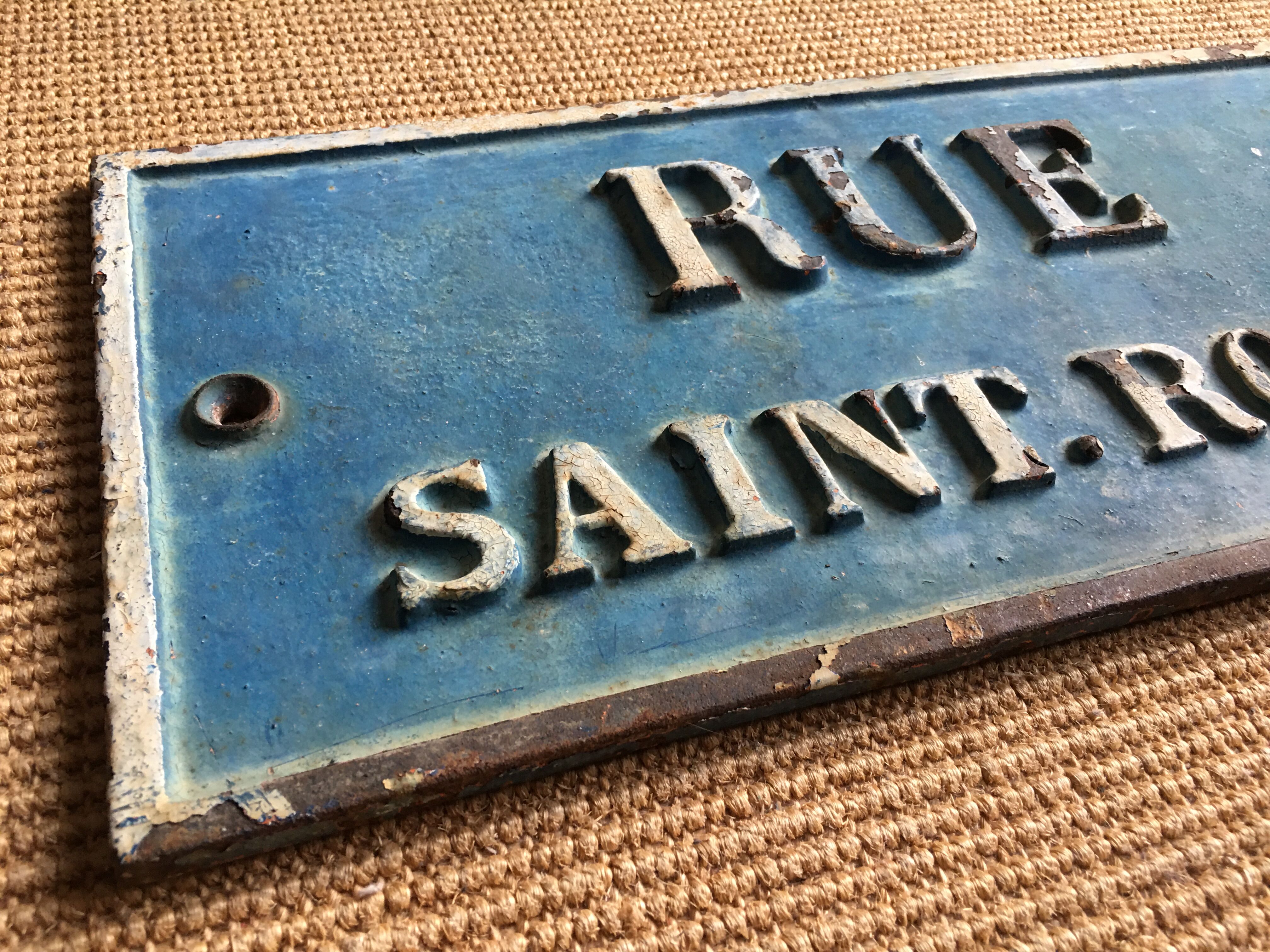 Street plate, embossed letters "rue Saint-Roch" in cast iron, 19th