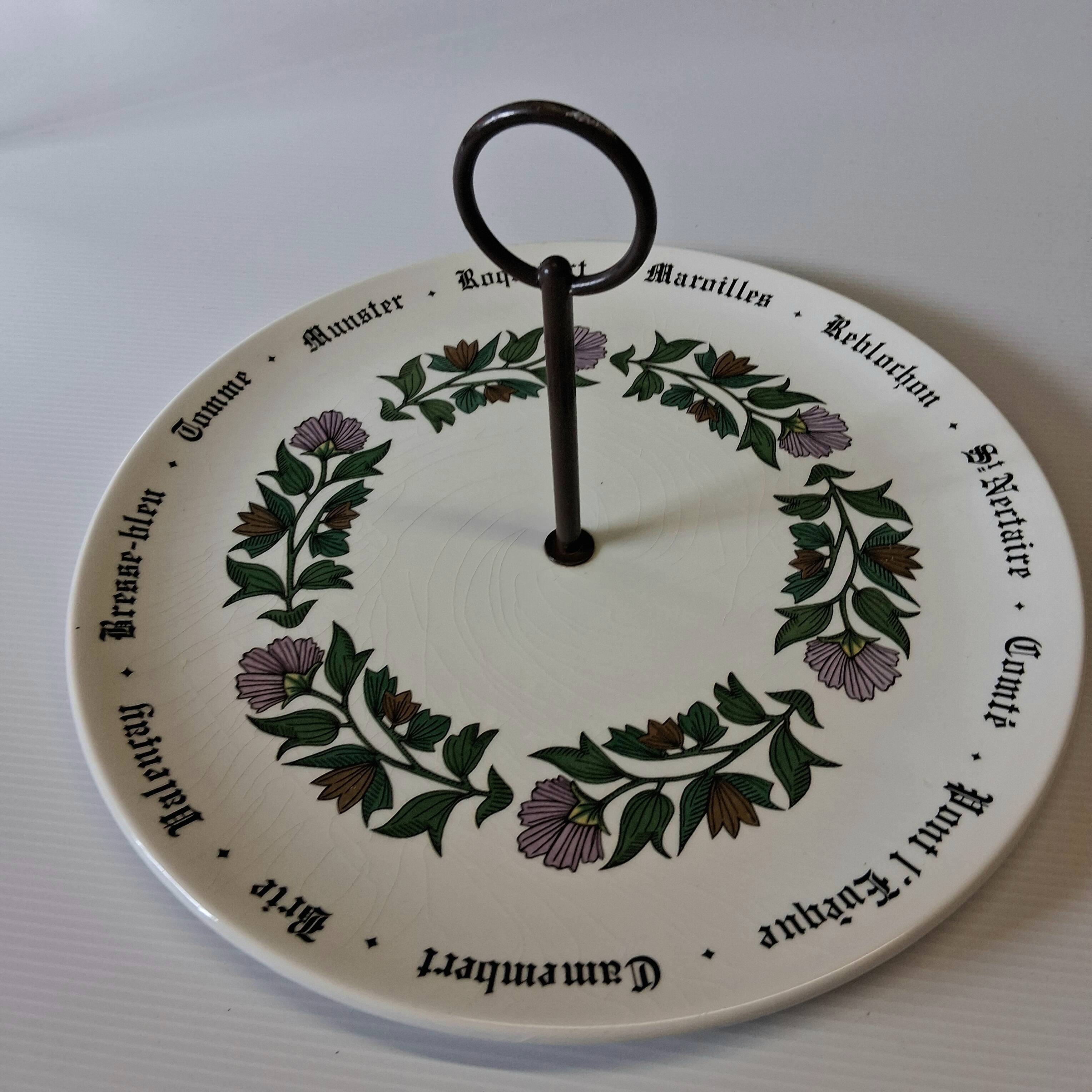Ceramic cheese platter from Gien in good condition.