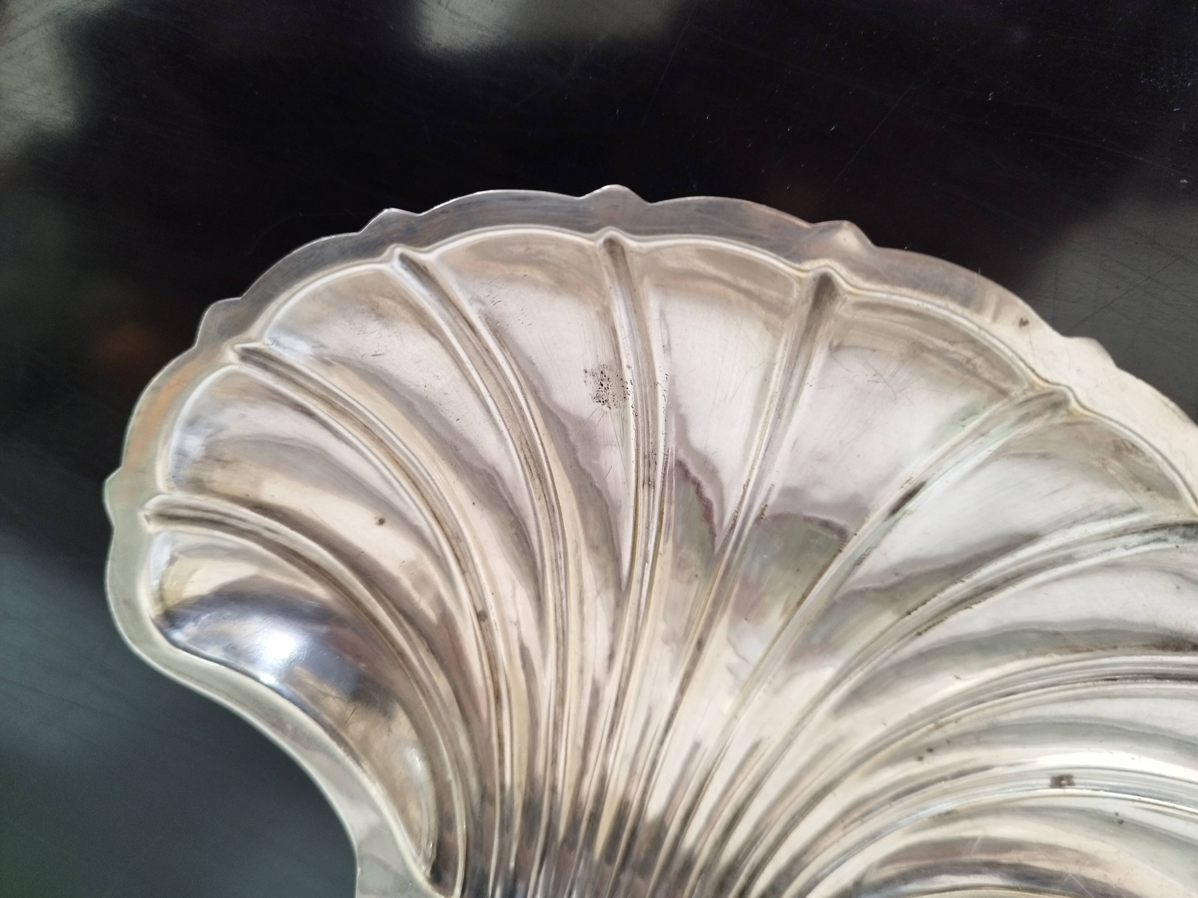 Butter dish, small bowl or shell-shaped trinket dish in silver-plated metal.