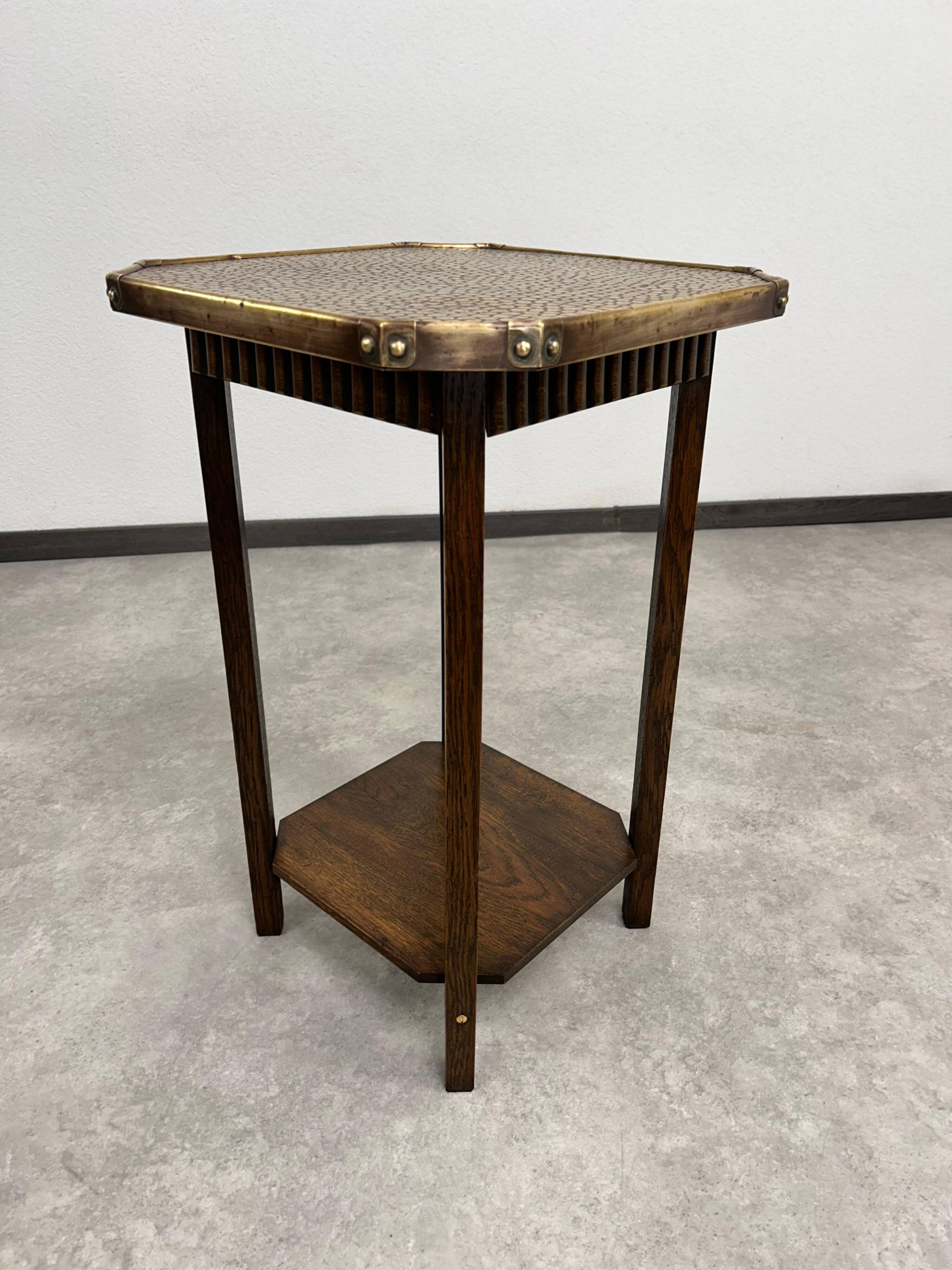 Table d'appoint Jugendstil avec plateau en laiton martelé