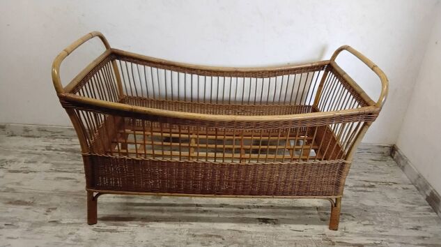 Lit enfant en rotin vintage