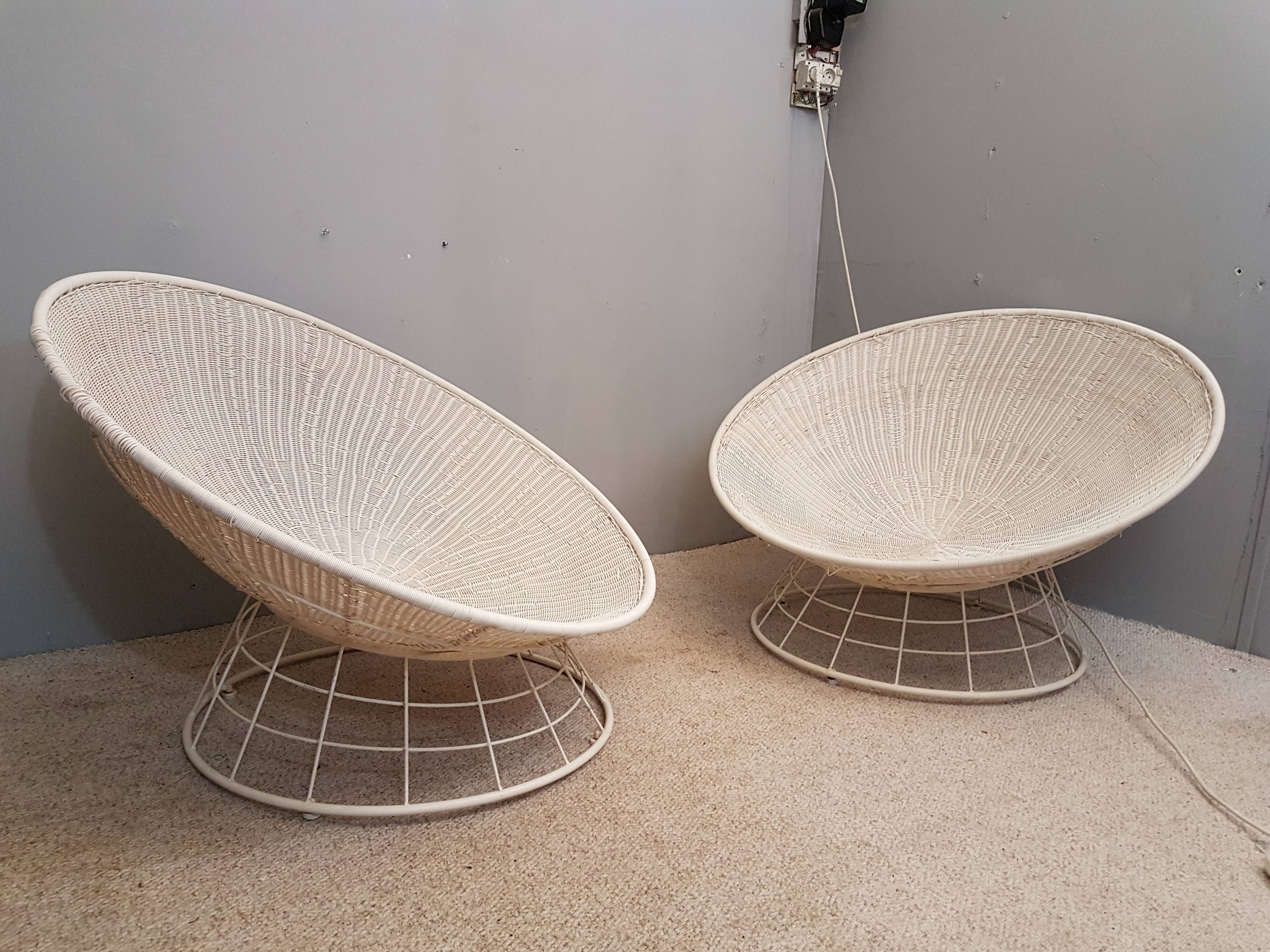 Paire de fauteuils corbeille scoubidou