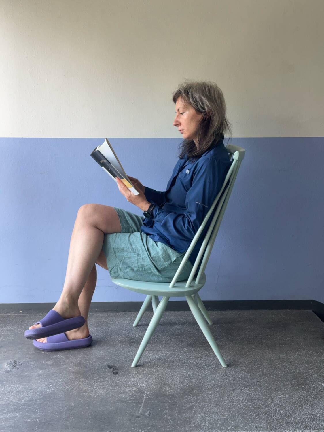 Chaise bâton blanche « Mademoiselle » du Finlandais Ilmari Tapiovaara