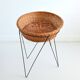 Panier corbeille sur pieds en rotin 1950 vintage