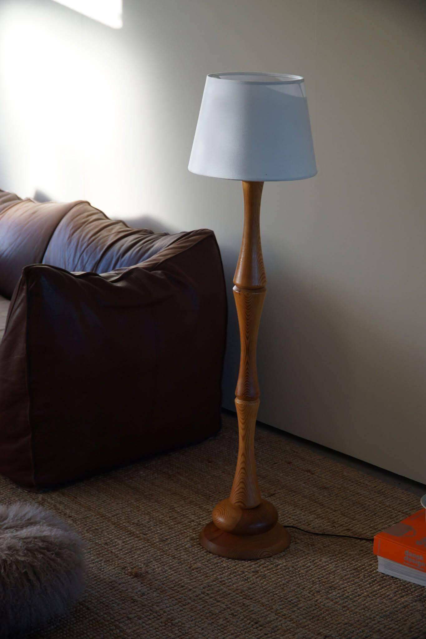 Modern sculptural Scandinavian floor lamp in solid pine, 1970s.