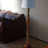 Modern sculptural Scandinavian floor lamp in solid pine, 1970s.