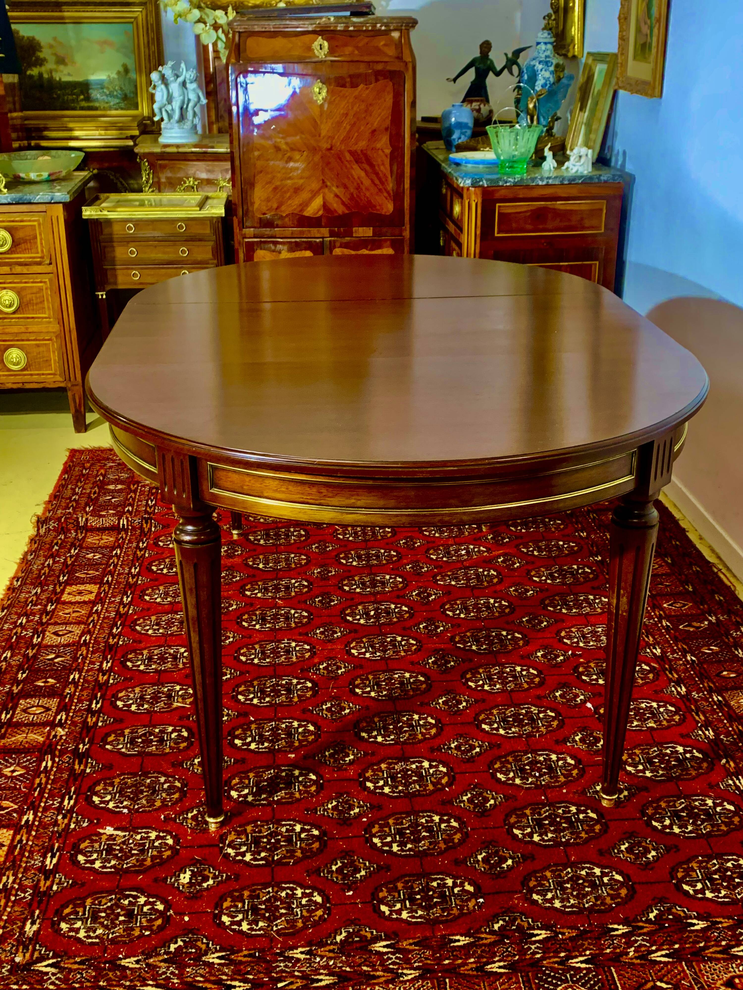 Louis XVI style mahogany oval or round table with extensions, 8 people