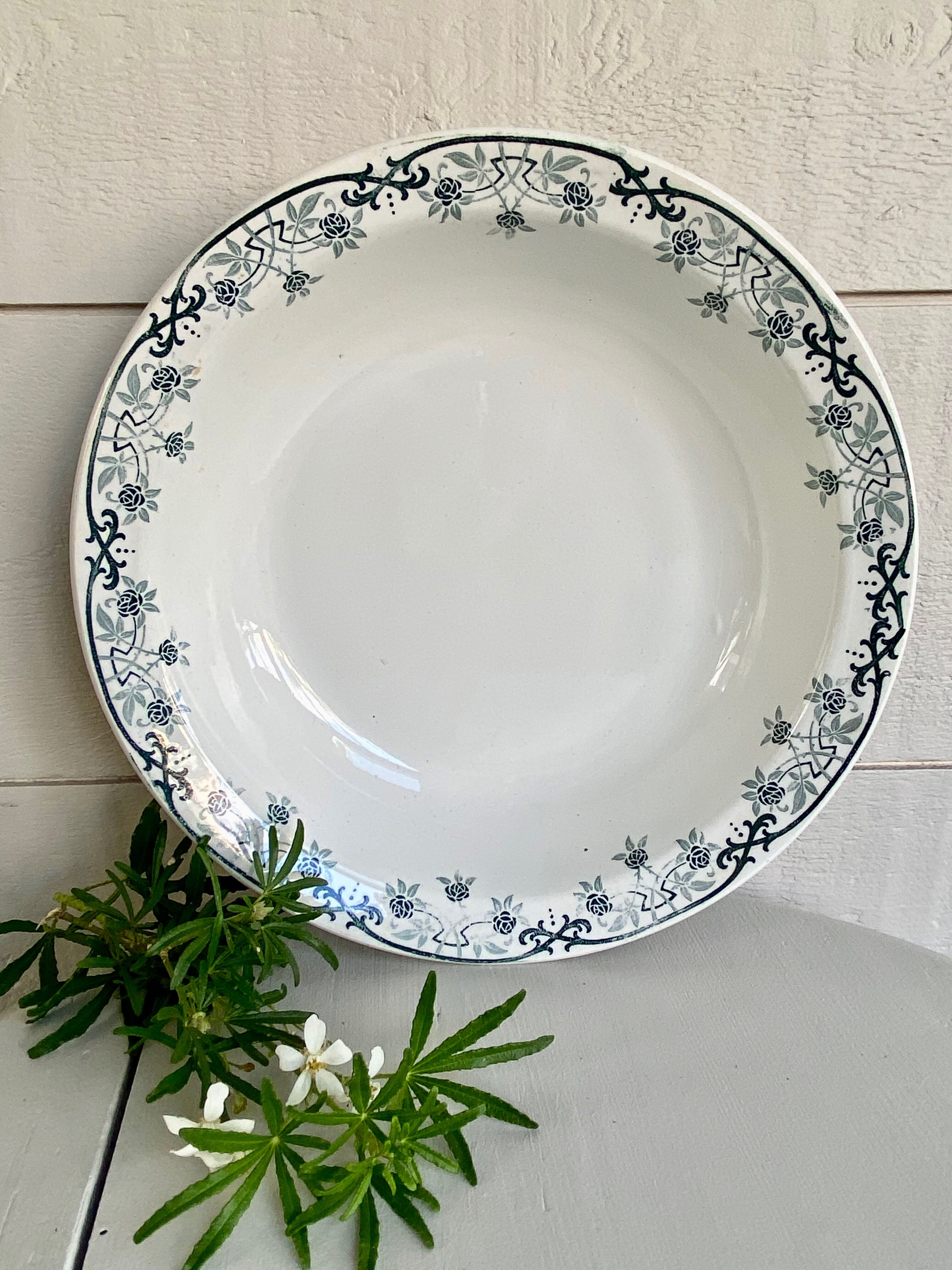 Flat hollow earthenware of St Amand