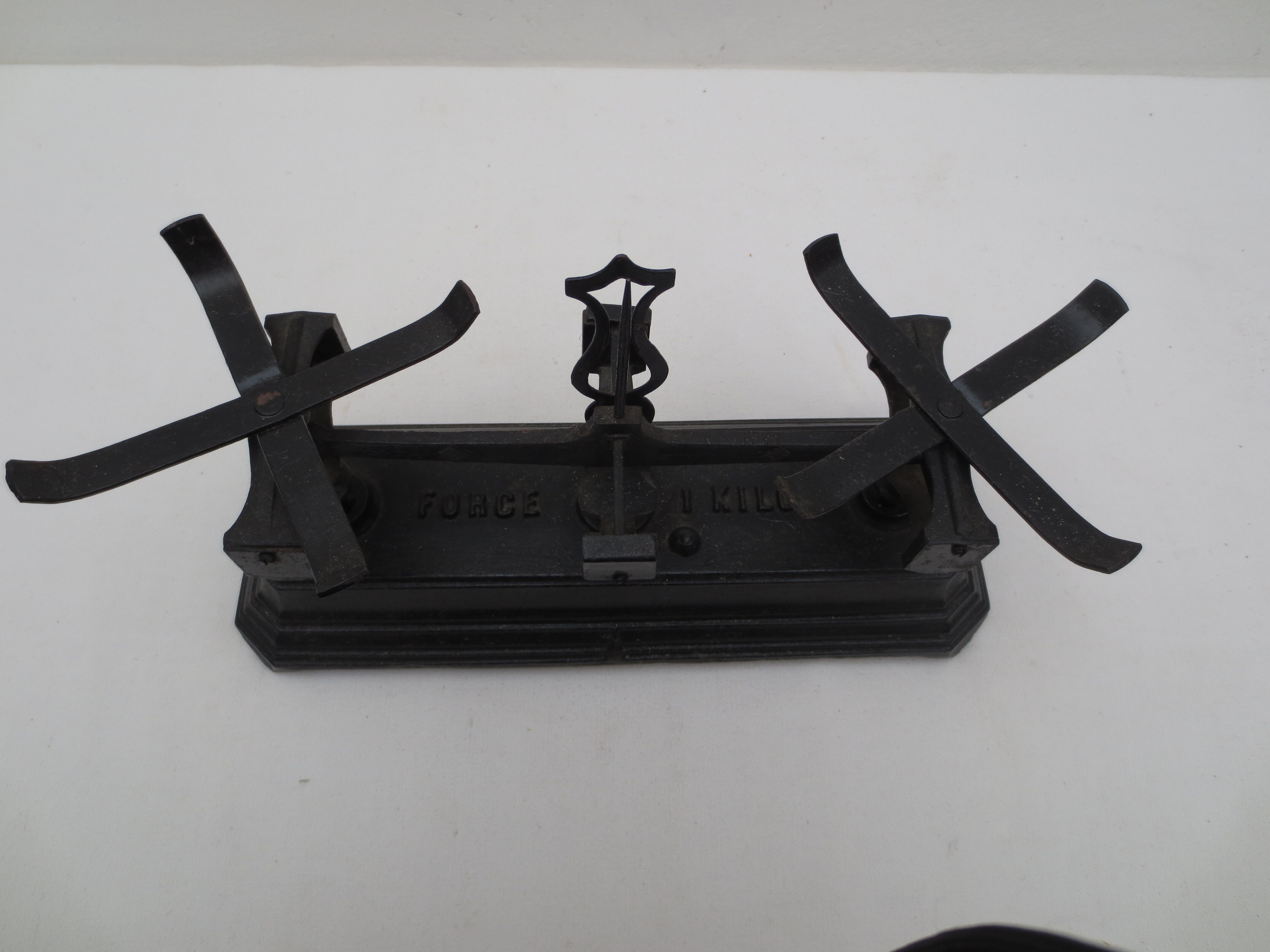 Scale old type roberval force 1 kg