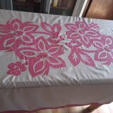 Off-white rectangular cotton tablecloth fuchsia pink patterns 150X250 and 8 pink towels