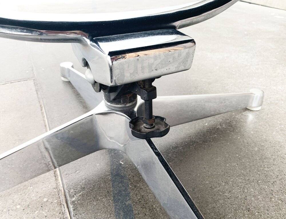 Set of aluminium chairs EA 124 Mid-Century by Charles & Ray Eames for Herman Miller, 1960s.