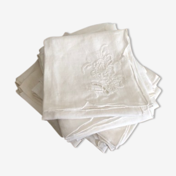 Ensemble de  10 serviettes de table vintage blanches et  brodées