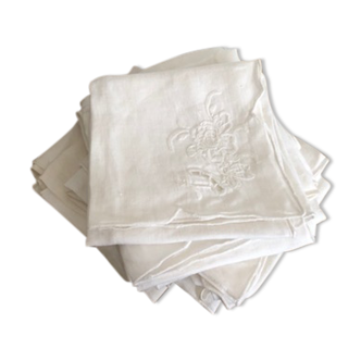 Set of 10 white and embroidered vintage napkins