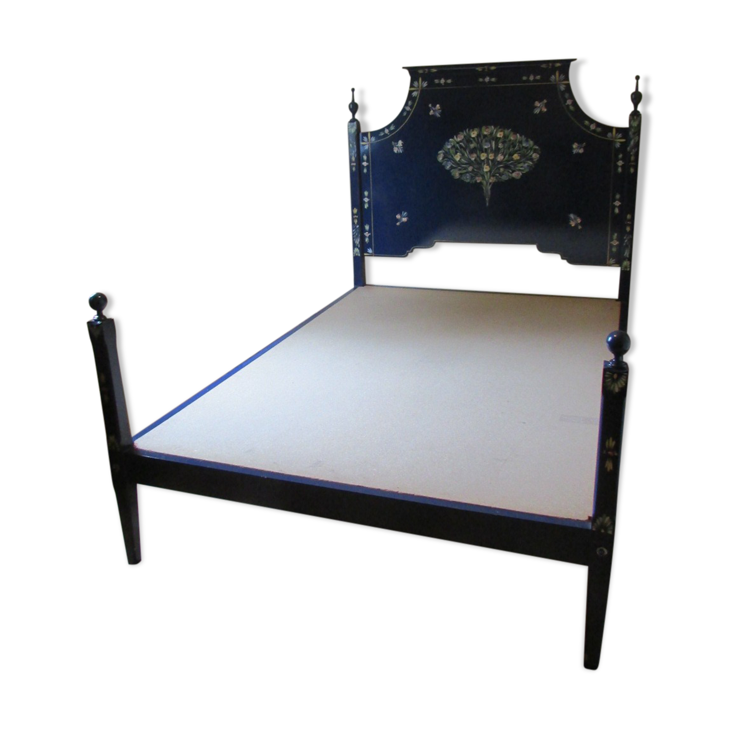 bed, flowery blue lacquer