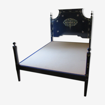 bed, flowery blue lacquer