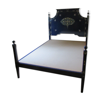bed, flowery blue lacquer