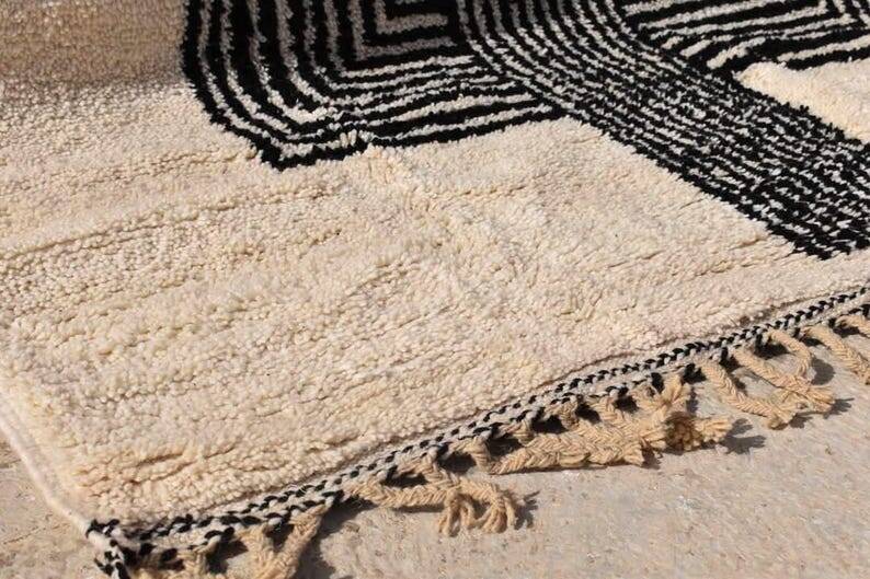 Off-white Moroccan rug with geometric patterns, 300cm x 150cm